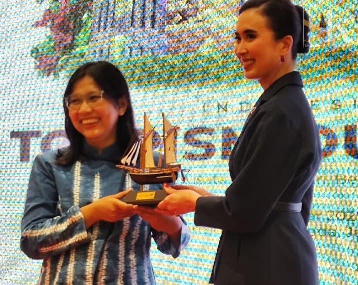 Ketua Forwapar Tiara Maharani bersama Menpar Widiyanti Putri Wardhana.