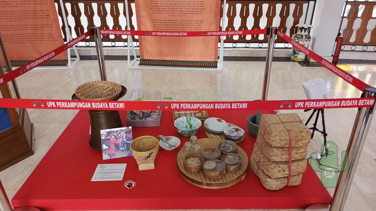 Potret alat makan dan benda khas Betawi terletak di lantai 2.