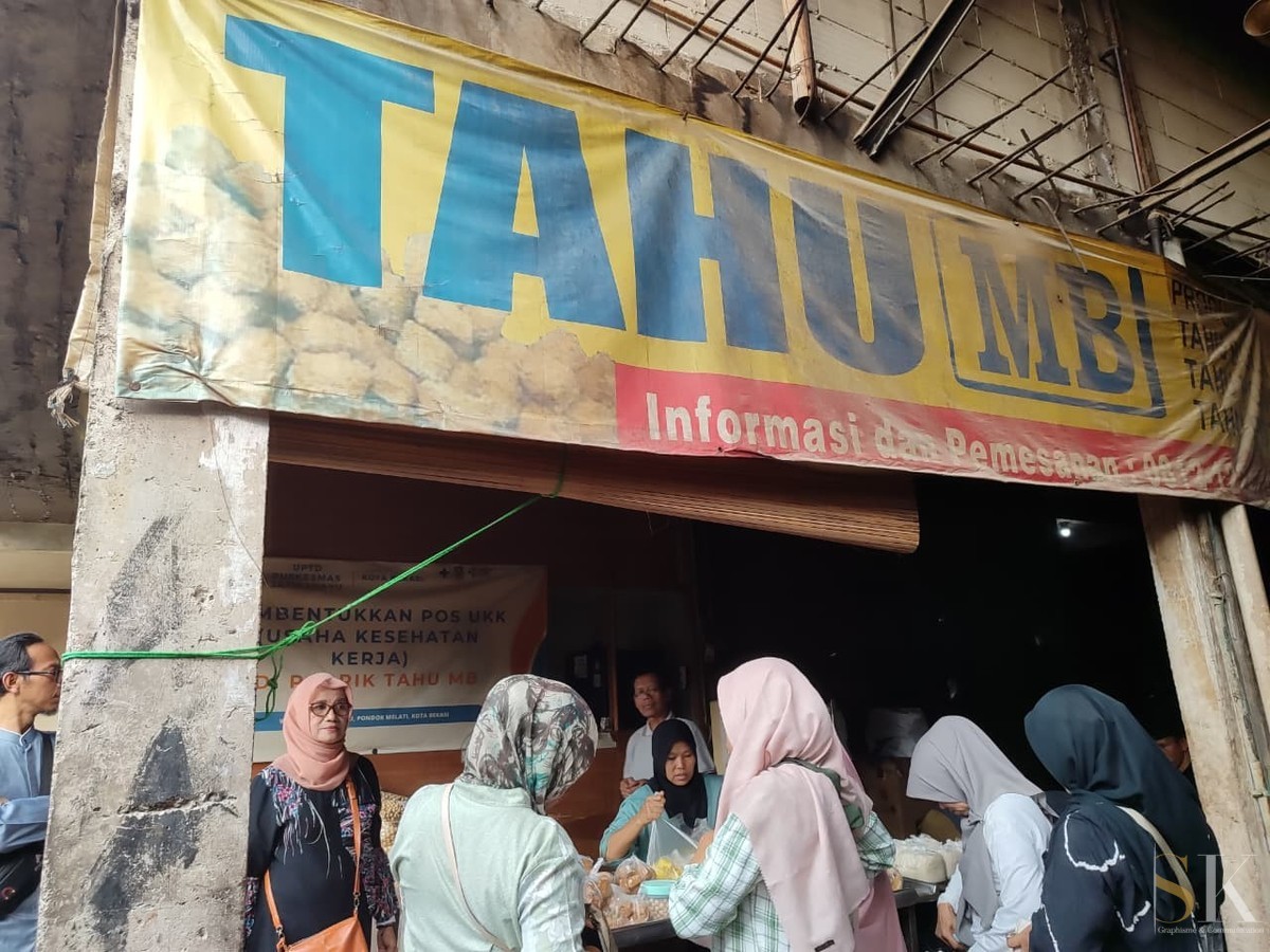 Sejumlah warga tampak antre membeli tahu di depan pabrik Tahu MB setelah beraktivitas di Taman Sundai.