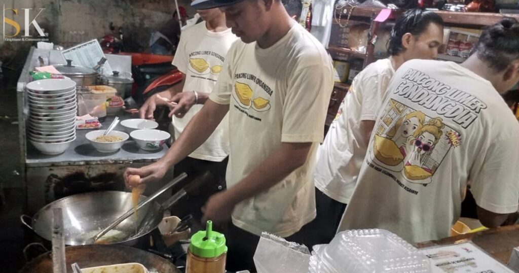 Warung Mie Nyemek “SK”: Kelezatan Legendaris di Kolong Rel Gondangdia