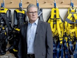 Starmer Sinyalkan Larangan Sosmed untuk Anak di Bawah 16 Tahun