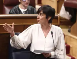 47 orang sedang mencari di rumah