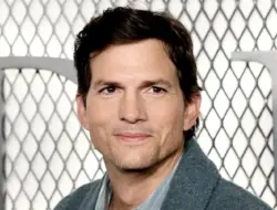 Ashton Kutcer Bongkar Misteri Mandi Setelah 5 Tahun