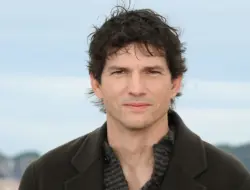 Ashton Kutcher Jelaskan Kebiasaan Mandi Usai Kontroversi 2021