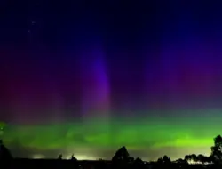Aurora harum cahaya di langit timur Australia