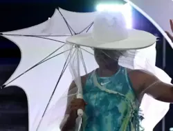 Baju Terinspirasi Air Terjun Osaka