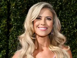 Christina Haack liburan Hawaii, pamer foto bikini bareng pacar