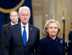 Comey Tantang Demokrat Hina Clinton