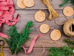 Dekorasi Natal Ramah Lingkungan: Hiasan Gantung dari Kayu