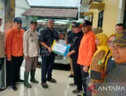 Dinsos Bekasi bagikan sembako ke warga terdampak banjir