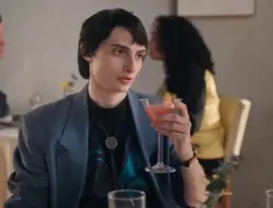 Finn Wolfhard Parodikan Sex and the City Bareng Rekan Stranger Things di SNL