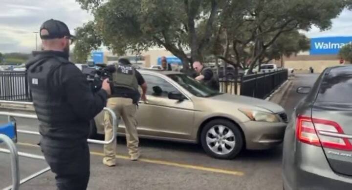 Gubernur Abbott: Migran Serang Agen ICE, Penjahat!