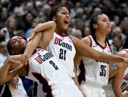 Iowa masuk 10 besar polling basket wanita AP setelah dua tahun; UConn-South Carolina 1-2