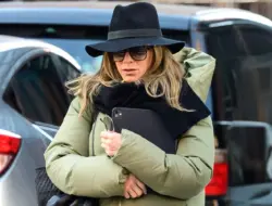 Jennifer Aniston Tampil Stylish dengan Jaket Bulu dan Jeans Lurus