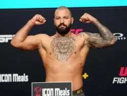 Josh Hokit, mantan pemain 49ers yang beralih ke UFC