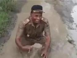 Kades Sragen Mandi Kubangan Air Protes Jalan Rusak