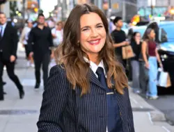 Kaos bergambar inspirasi Drew Barrymore di Amazon dan Lands’ End