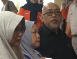 Keluarga pilot ATR dan 3 staf KKP kunjungi pos antemortem di Sulawesi Selatan