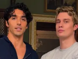 Kesan pertama Red, White & Royal Wedding: Taylor Zachary Perez dan Nicholas Galitzine kembali syuting