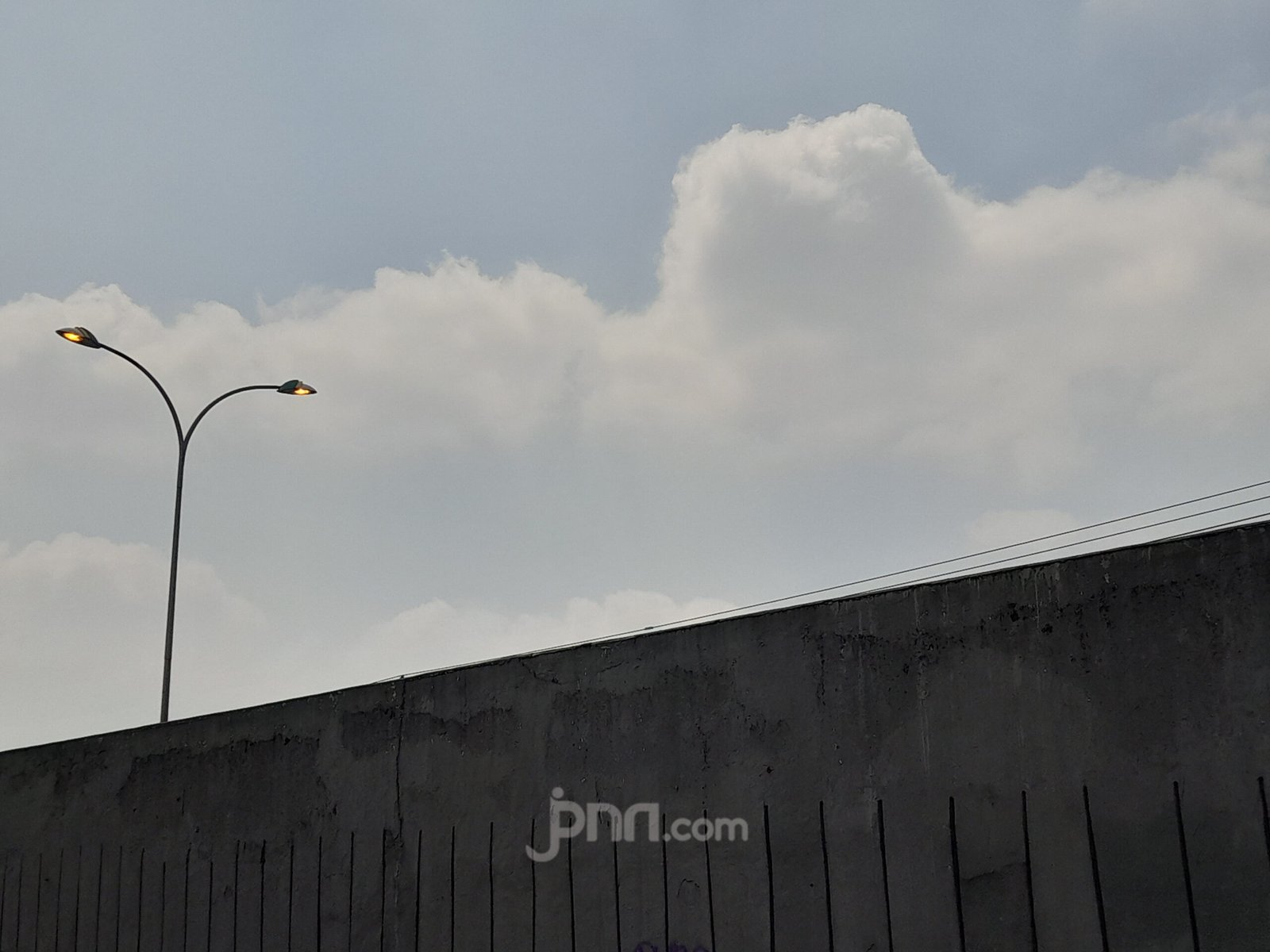 Jalan Parangtritis Terang Lebih Hijau: 200 Lampu LED Sudah Menyala