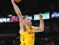 Mantan pemain Vol absen saat Lakers lawan Denver karena keputusan pelatih