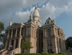 Massa bersenjata mengejar dan menembak hakim di rumahnya di Indiana