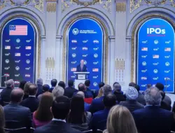 Pasar saham AS terkoreksi karena tarif Greenland