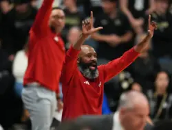 Pelatih pengganti Vaughn pimpin Kansas kalahkan Colorado 75-69