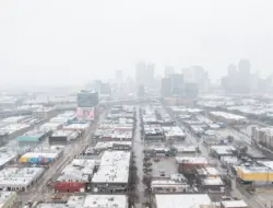 Peringatan badai musim dingin saat salju dan es melanda Texas