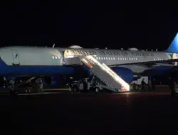 Pesawat Trump tengah jalan balik dari Davos, penyebabnya?