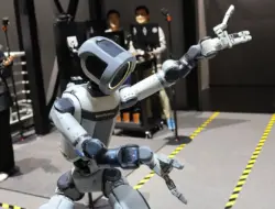 Robot manusia mulai tinggalkan lab, masuki pabrik, dan diam-diam ambil alih pekerjaan yang sudah lama ditinggalkan manusia.