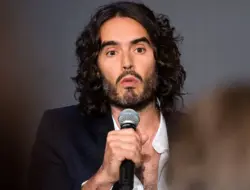 Russell Brand Menjaminkan Diri Atas Dua Tuduhan Pelecehan Seksual