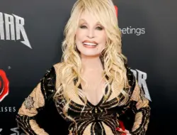 Seios, operasi plastik, dan riasan