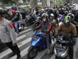 Separuh Warga Indonesia Naik Motor