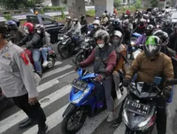 Separuh Warga Indonesia Naik Motor