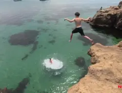 Seruan keamanan menerjang tebing setelah banyak cedera di pantai Victoria
