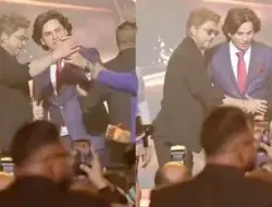 Shah Rukh Khan ambil ponsel fans selfie di panggung, netizen bela: ikut protokol