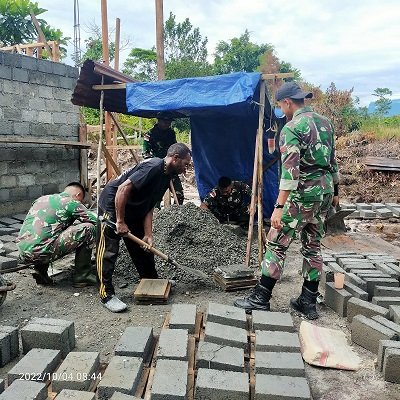 Semangat Tinggi Satgas Yonif Raider 142/KJ Bangun Pos Terpadu Holuwon