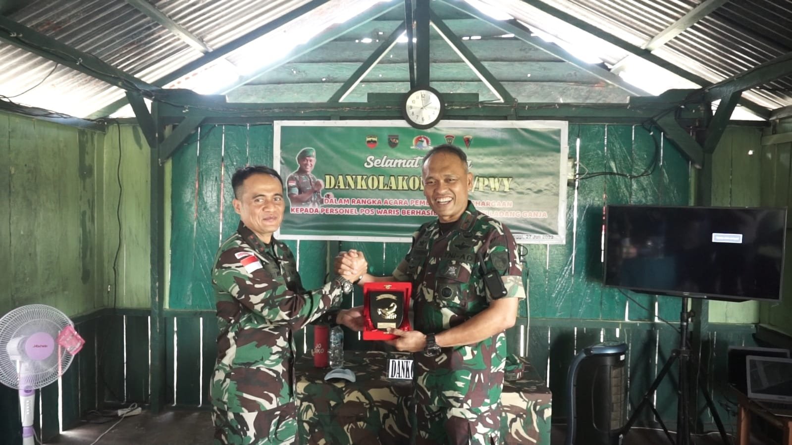 Penghargaan Dankolakops 172/PWY untuk Personel Satgas Yonif 126/KC