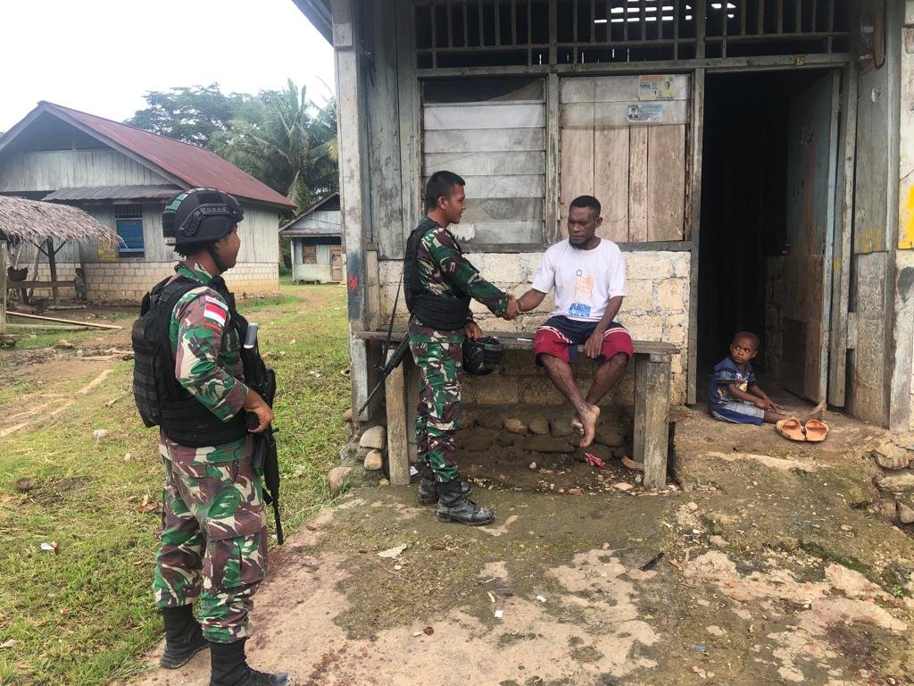 Pererat Hubungan dengan Warga, Satgas Yonif 126/KC Kunjungi Rumah di Perbatasan Awal 2022