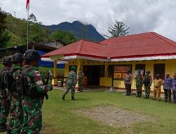 Sinergi TNI-Polri Jaga Keamanan Malam Tahun Baru, Satgas Yonif 751/VJS Gelar Apel Gabungan