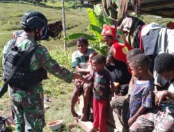 Satgas Pamrahwan Yonif 751/VJS Bagikan Tas dan Baju Layak Pakai Berbagi Kasih