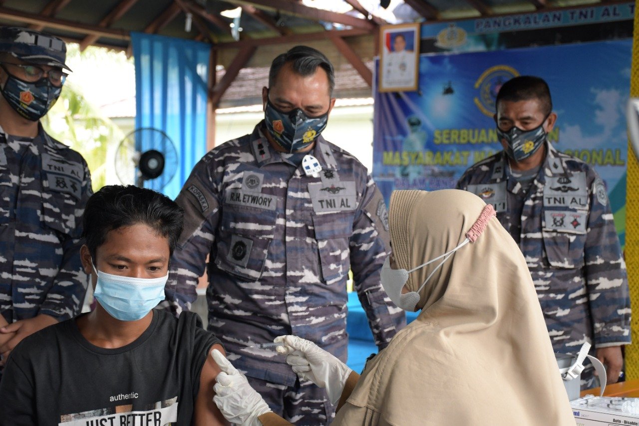 Vaksinasi Massif Hari Kedua di Lanal TBA