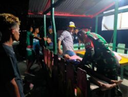 Anggota Satgas Yonarmed 1 Kostrad Beri Pertolongan pada Warga Jatuh dari Motor