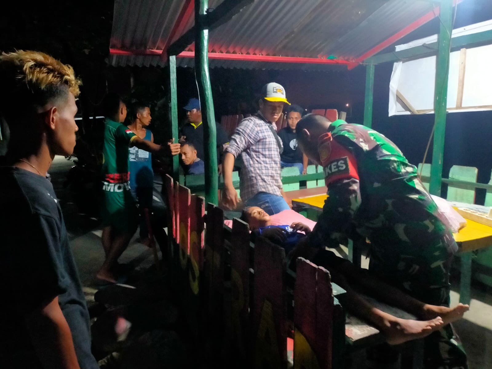 Anggota Satgas Yonarmed 1 Kostrad Beri Pertolongan pada Warga Jatuh dari Motor