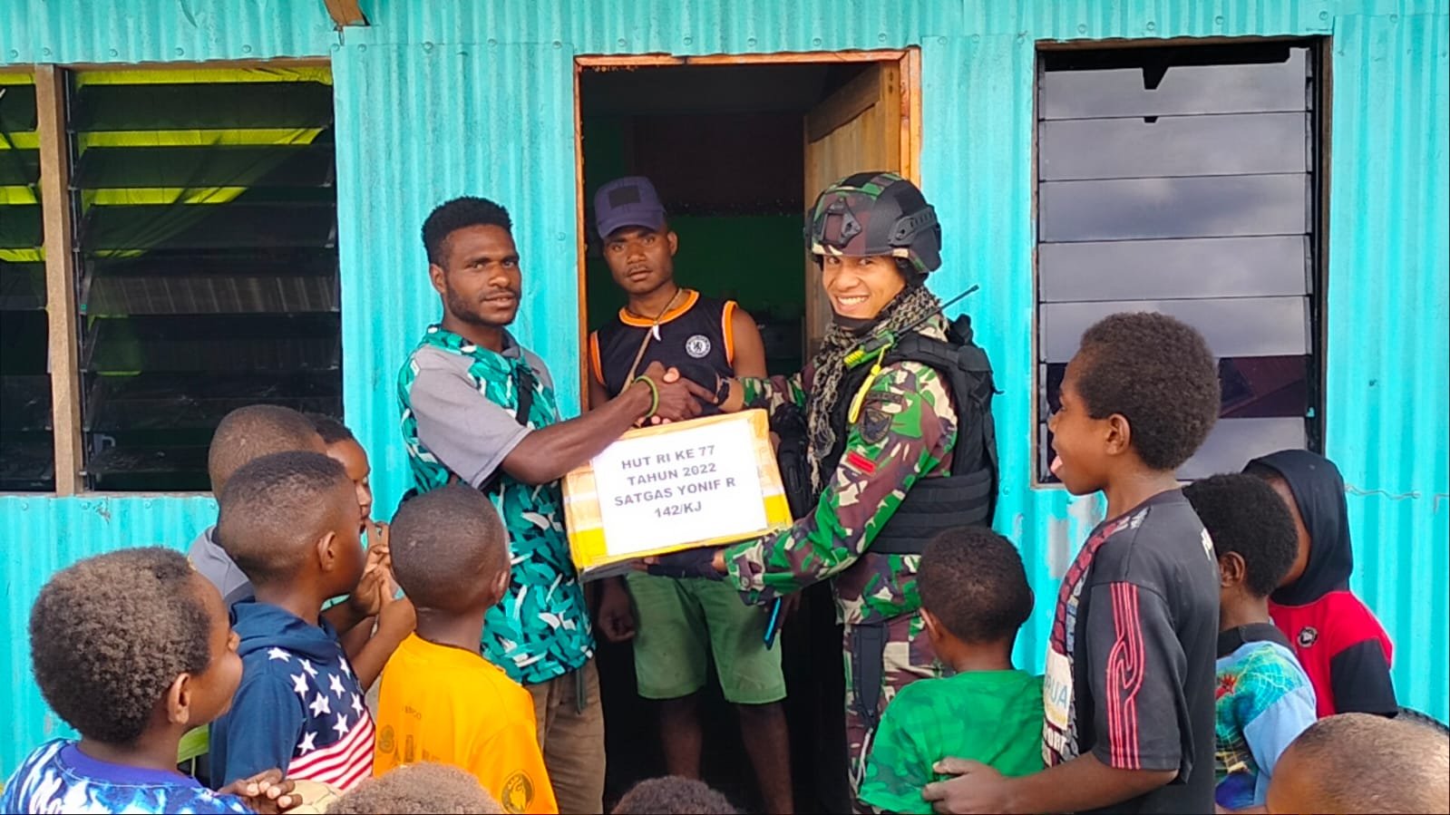 Satgas Pamtas Yonif Raider 142/KJ Salurkan Bantuan Sembako ke Panti Asuhan