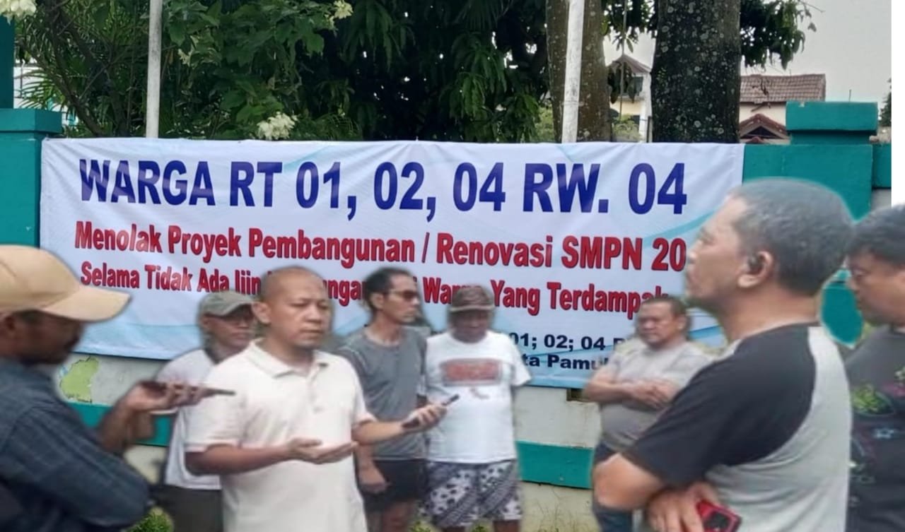Warga Demo Tolak Pemugaran SMPN 20 Tangsel karena Tak Ada Sosialisasi
