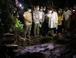 Tiga Jembatan Putus di Magetan, Mensos Tri Rismaharini Tinjau Lokasi
