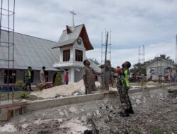 Babinsa Kodim Biak Numfor Bantu Warga Bangun Pagar Gereja demi Kenyamanan Ibadah