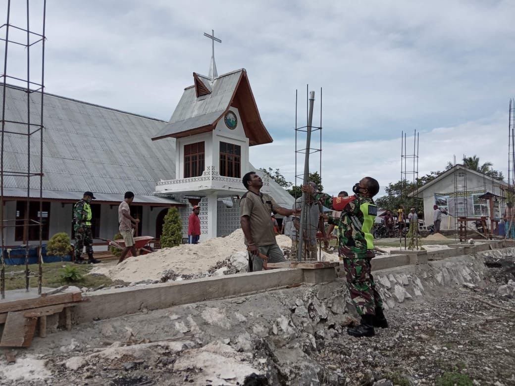 Babinsa Kodim Biak Numfor Bantu Warga Bangun Pagar Gereja demi Kenyamanan Ibadah